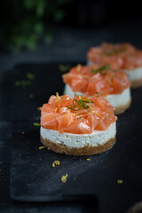 Savoury cheesecake with salmon and onion 