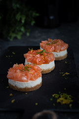 Savoury cheesecake with salmon and onion 