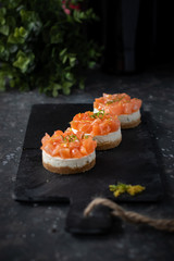 Savoury cheesecake with salmon and onion 