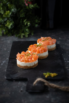 Savoury cheesecake with salmon and onion 