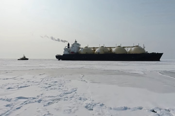 Towing liquefied gas tanker. Transportation of hydrocarbons by sea. © Deniz