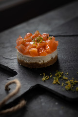 Savoury cheesecake with salmon and onion 