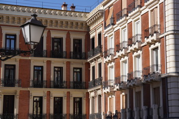 Fototapeta na wymiar Parte de un edificio de ladrillo en Madrid