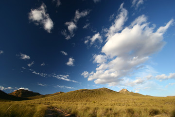 Fototapeta na wymiar Cielo parcialmente nuboso. Sierra del Picarcho. Cieza, Murcia, España.