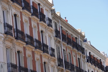 Fototapeta na wymiar Edificios a color en Madrid