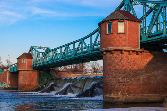 Fototapeta Piękny jaz z cegły podnoszący poziom wody na rzece