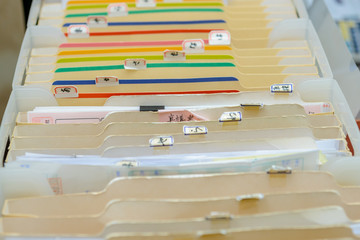 仕分けされた書類　書類入れ