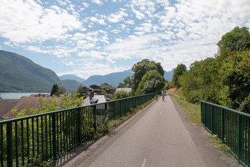 Fototapeta na wymiar Piste cyclable du Lac d'Annecy en été
