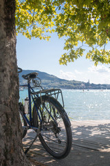 Fototapeta premium Vélo devant le lac d'Annecy
