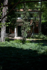 Obraz premium National Gardens, Athens, Greece, May 2020: The National/Royal gardens deserted during the coronavirus quarantine 