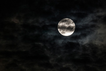 Noite de lua cheia com nuvens