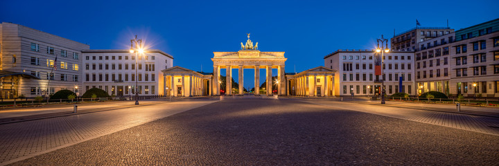 Fototapeta na wymiar Brandenburg Gate in Berlin at night as panorama background