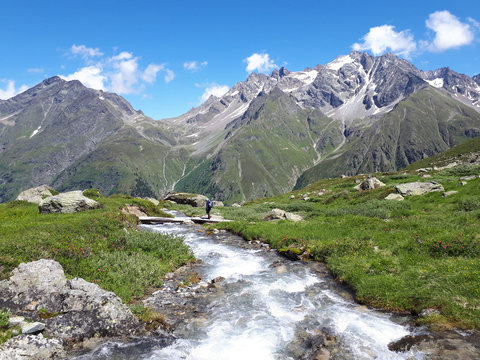 &Ouml;sterreich, Tirol: &Ouml;tztaler Alpen: Wildbach auf der Neururer Alp im Pitztal, Blick gegen die Hohe Geige