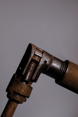 Handbohrer alt Werkzeug Rost alt retro Studio freigestellt Handwerkzeug Hintergrund