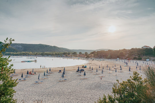 Paradise Beach in Lopar mit Sandstand im Sommer und Sonnenuntergang mit Liegen 