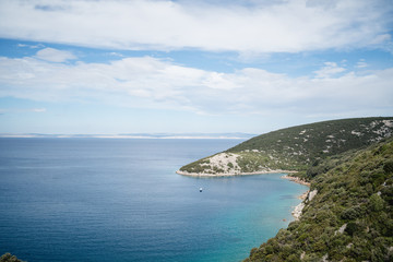 Fototapeta na wymiar Landzunge im Mittelmeer mit Luxus Yacht in einer Sandstrand Bucht bei der Insel Rab in der nähe von Lopar , Dalmatien, Kroatien