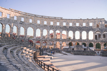 Kolosseum von Pula, Istrien, Kroatien, bei romantisch stimmungsvollem Sonnenuntergangs licht 