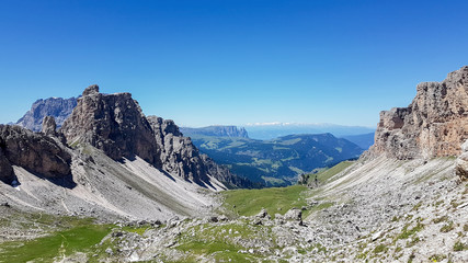 Fototapeta na wymiar Alps mountain view to green valley