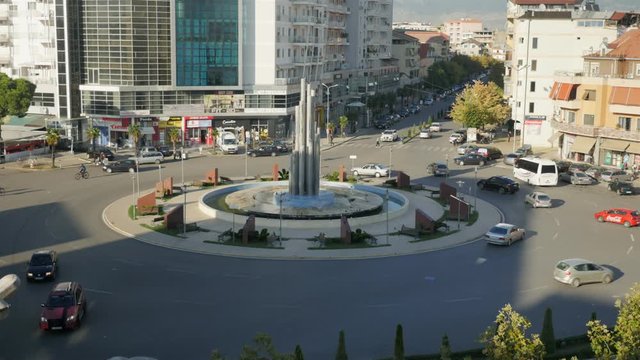 Timelapse in Shkod&euml;r in Albania, roundabout