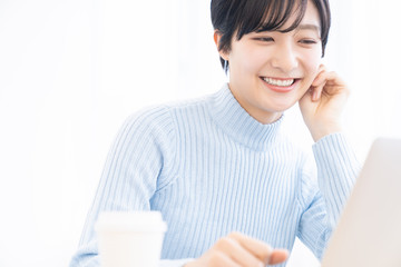 部屋でラップトップコンピューターを見る女性