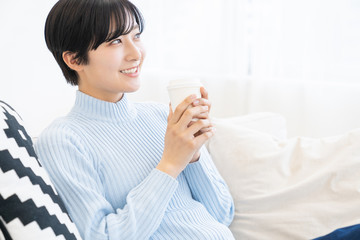 リラックスする女性　飲み物