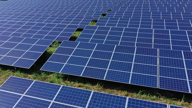 ソーラーパネル・太陽光発電・ドローン