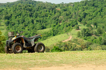 Obraz premium An ATV car parked on the patio with a mountain backdrop Natural attractions