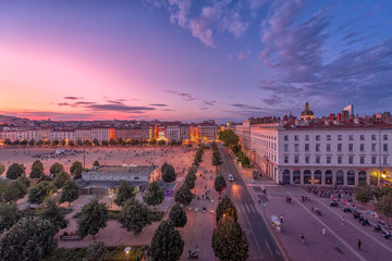 Lyon, place Bellecour, lors du coucher de soleil d'un soir d'été