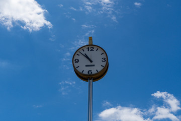 青空の下のアナログ時計