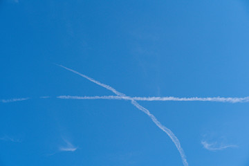 青空と交差する飛行機雲