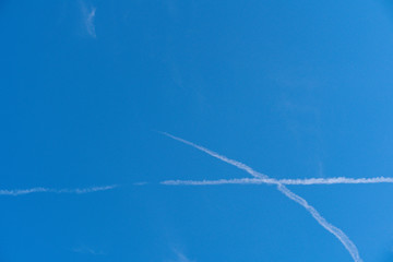 青空と交差する飛行機雲