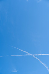 青空と交差する飛行機雲