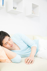 ソファで眠る男性