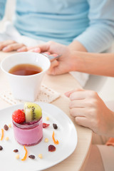 ケーキを食べる女性の手元
