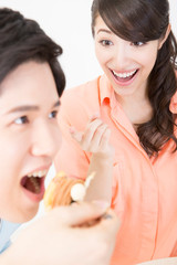 ケーキを食べるカップル