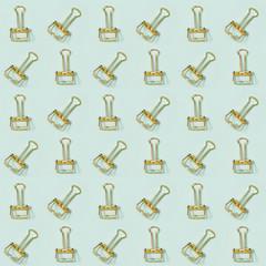 Obraz premium Creative seamless pattern with office supplies, golden metal paper clips. School and education concept.