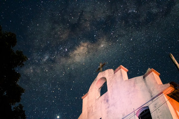 Via láctea acima de uma igreja