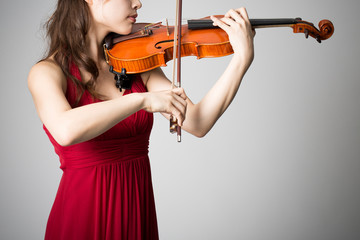 バイオリンを弾く女性 © Paylessimages