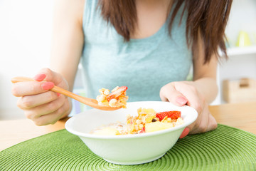 グラノーラを食べる女性