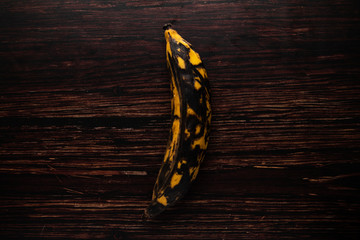 platano maduro vista superior sobre madera