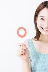 丸プレートを持つ女性