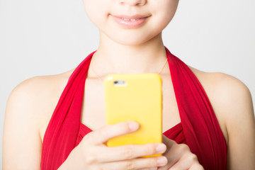 スマートフォンを操作するドレス姿の女性