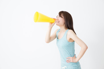 メガホンで叫ぶ女性