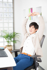 伸びをするビジネスマン