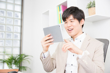 タブレット型パソコンを操作するビジネスマン
