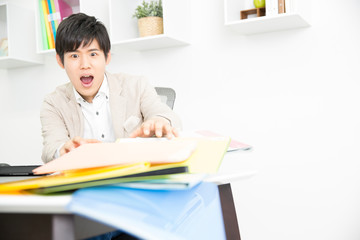 残業するビジネスマン