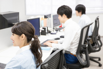 Obraz premium デスクワークをするビジネスマンとＯＬ