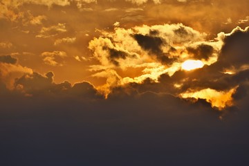 Sonne hinter den Wolken