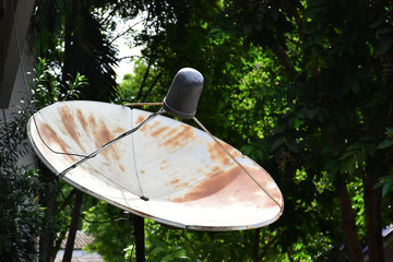 An old c-band sattelite dish.