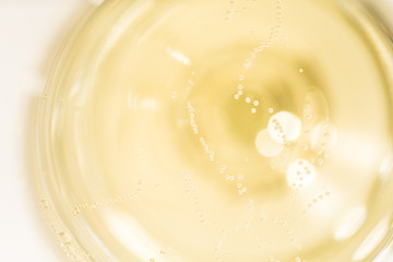 グラスに注がれたシャンパンの泡クローズアップ　俯瞰